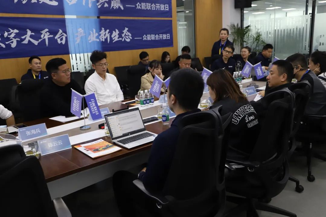 積極解答(dá)商(shang)戶(hu)問題.jpg 積極解答(dá)商(shang)戶(hu)問題.jpg